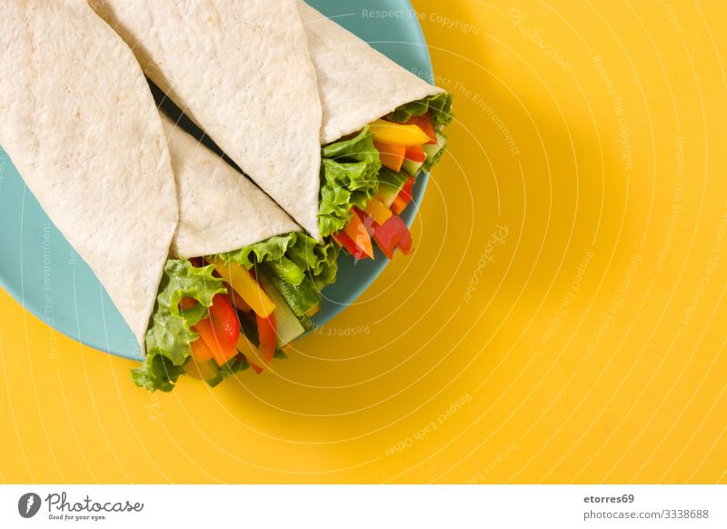 Gemüse-Tortilla-Wraps burrito Möhre Gurke Salatgurke Diät fajita Lebensmittel Gesunde Ernährung Foodfotografie frisch grün Isoliert (Position) Mexikaner mischen