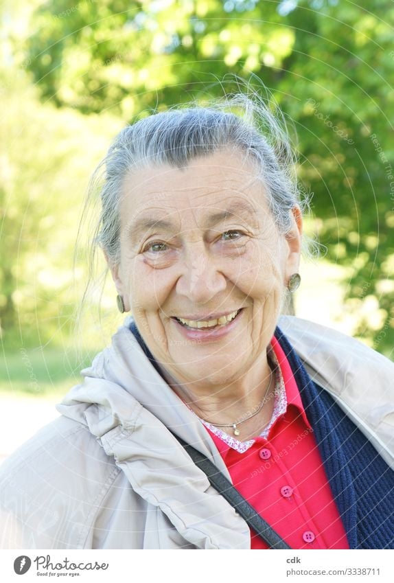 Im Alter: glücklich und zufrieden Gesicht Wellness Wohlgefühl Zufriedenheit Erholung Ausflug Sommer wandern feminin Weiblicher Senior Frau Mutter Erwachsene