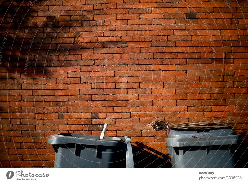 Mülltonne mit Kopierraum in der Backsteinmauer Lifestyle Wellness Hausbau Renovieren Dekoration & Verzierung Umwelt Klima Klimawandel Wetter Kleinstadt Stadt