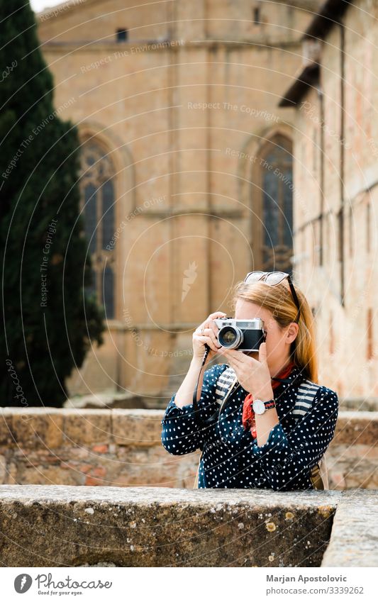 Junge Frau beim Fotografieren in einer Altstadt in Italien Lifestyle Ferien & Urlaub & Reisen Tourismus Ausflug Sightseeing Fotokamera Mensch feminin
