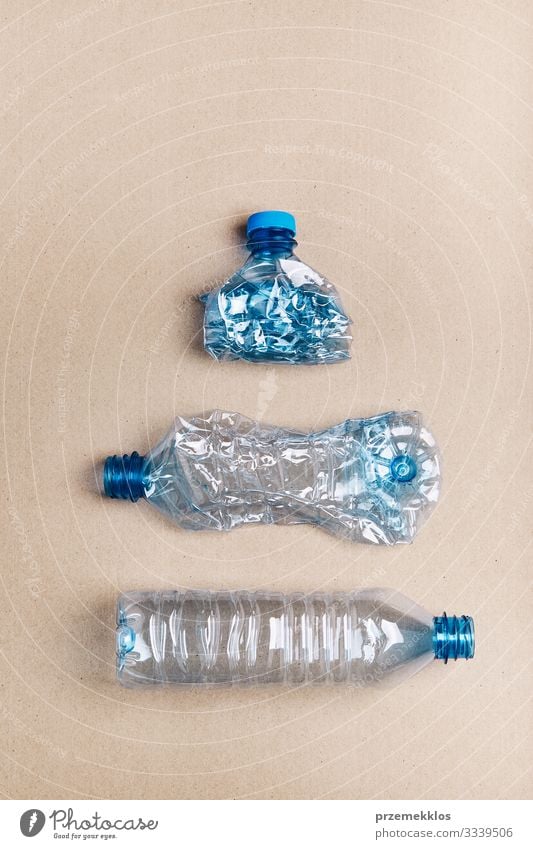 Zerquetschte Plastikflaschen, die zum Recycling gesammelt werden Flasche sparen Umwelt Container Kunststoff blau Umweltverschmutzung Umweltschutz
