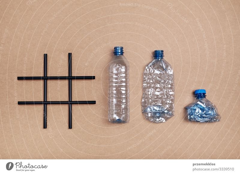 Hashtag-Recycling. Leere Plastikflaschen, Becher und Flaschenverschluss sparen Umwelt Container Kunststoffverpackung blau Umweltverschmutzung Müll