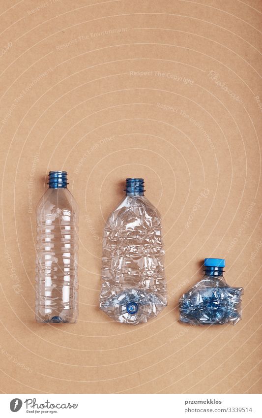 Zerquetschte leere Plastikflaschen in eine Reihe gestellt Flasche sparen Umwelt Container Papier Verpackung Paket Kunststoffverpackung blau Desaster