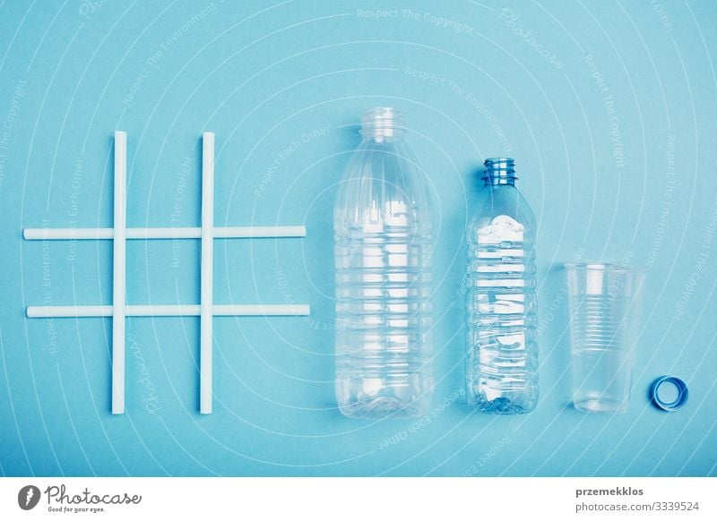 Hashtag-Recycling. Leere Plastikflaschen, Becher und Flaschenverschluss sparen Umwelt Container Kunststoff blau Umweltverschmutzung Umweltschutz Müll