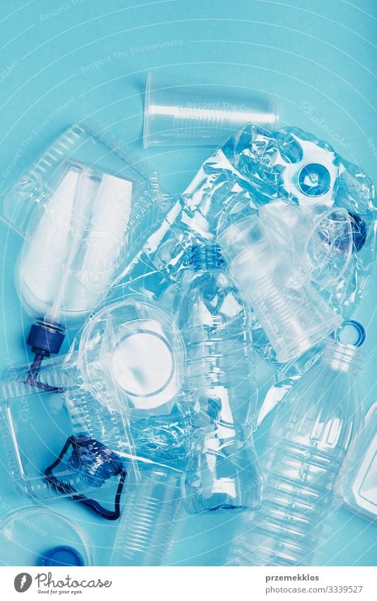 Zerquetschte leere Plastikabfälle, die zum Recycling gesammelt werden Flasche sparen Umwelt Container Verpackung Paket Kunststoffverpackung blau