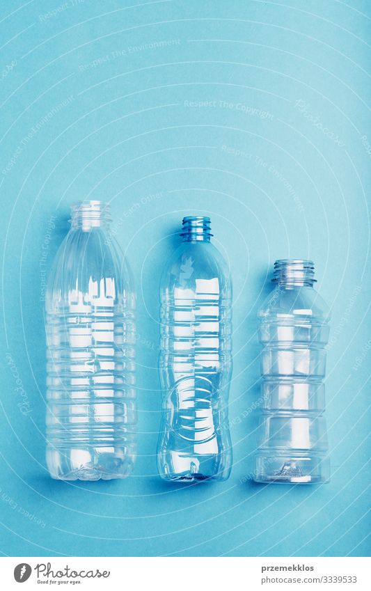 Leere Plastikflaschen, die zum Recycling gesammelt werden Flasche sparen Umwelt Container Verpackung Kunststoffverpackung blau Umweltverschmutzung Umweltschutz