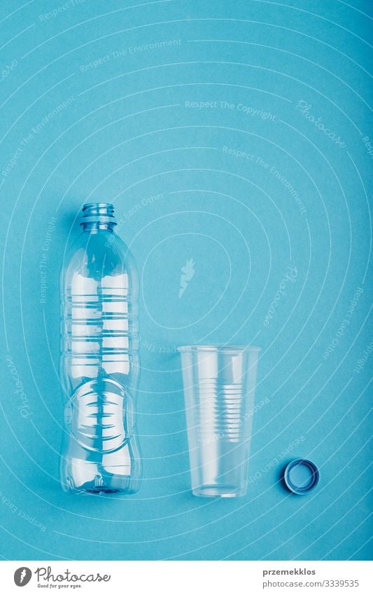 Leere Plastikflaschen, Becher und Kappen werden zum Recycling gesammelt Flasche sparen Umwelt Container Kunststoff blau Umweltverschmutzung Umweltschutz Müll
