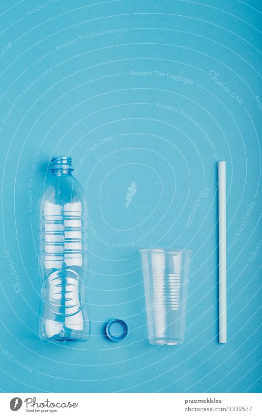 Leere Plastikflaschen, Becher, Strohhalme und Verschlüsse werden zum Recycling gesammelt Flasche sparen Umwelt Container Kunststoffverpackung blau
