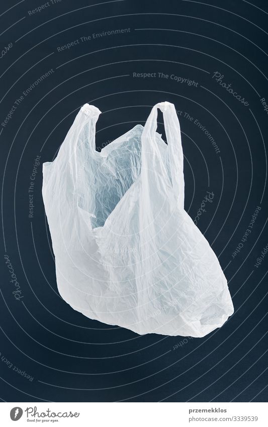 Weiße leere Plastiktüte schwebt über schwarzem Hintergrund kaufen Umwelt Container Verpackung Kunststoff weiß Umweltverschmutzung Umweltschutz Tasche Müll