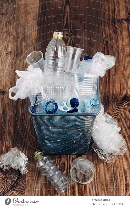 Haufen von Plastikflaschen, Bechern, Säcken, die zum Recycling gesammelt werden Flasche Umwelt Container Verpackung Paket Kunststoffverpackung Holz