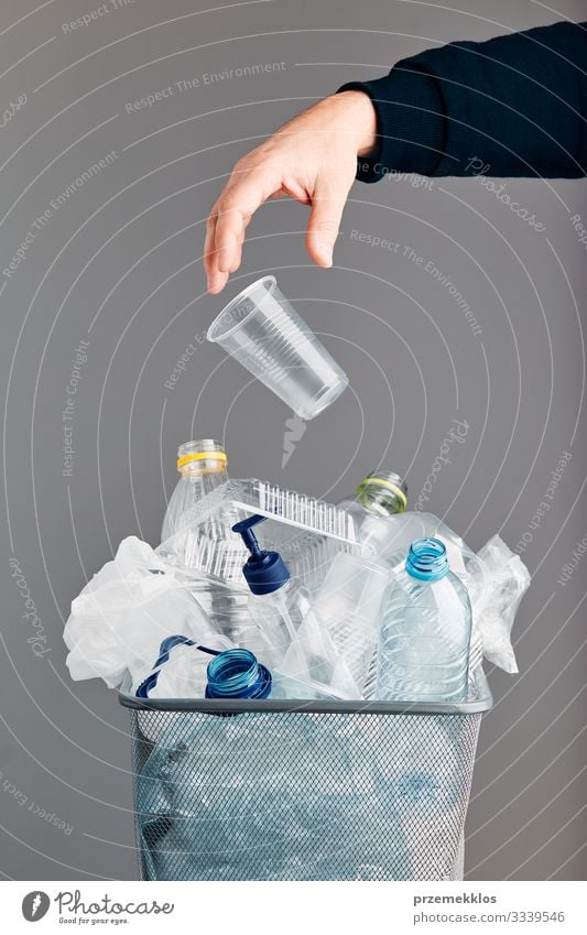 Haufen von Plastikflaschen, Bechern, Säcken, die zum Recycling gesammelt werden Flasche Hand Umwelt Container Verpackung Paket Kunststoffverpackung
