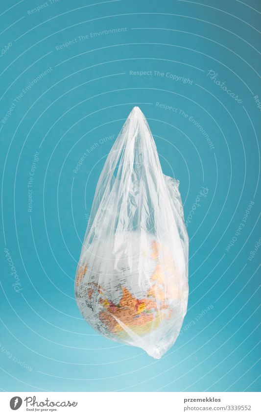 Globus in einer Plastiktüte. Durch Plastikmüll verunreinigte Erde sparen Leben Umwelt Kunststoffverpackung Kugel blau grün Umweltverschmutzung Umweltschutz