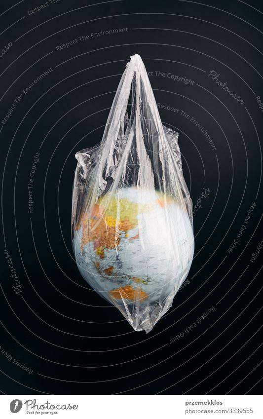 Globus in einer Plastiktüte. Durch Plastikmüll verunreinigte Erde sparen Leben Umwelt Kunststoffverpackung Kugel grün Umweltverschmutzung Umweltschutz