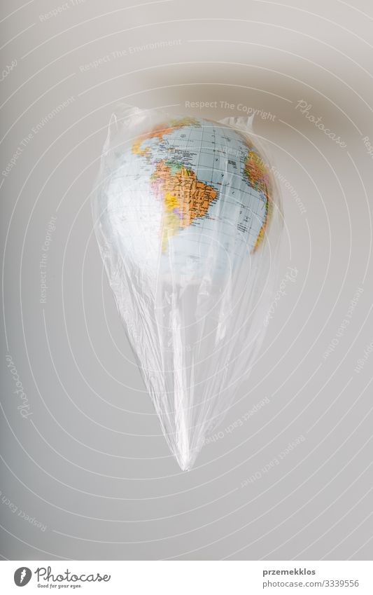 Globus in einer Plastiktüte. Durch Plastikmüll verunreinigte Erde sparen Leben Umwelt Kunststoffverpackung Kugel grün Umweltverschmutzung Umweltschutz Verfall