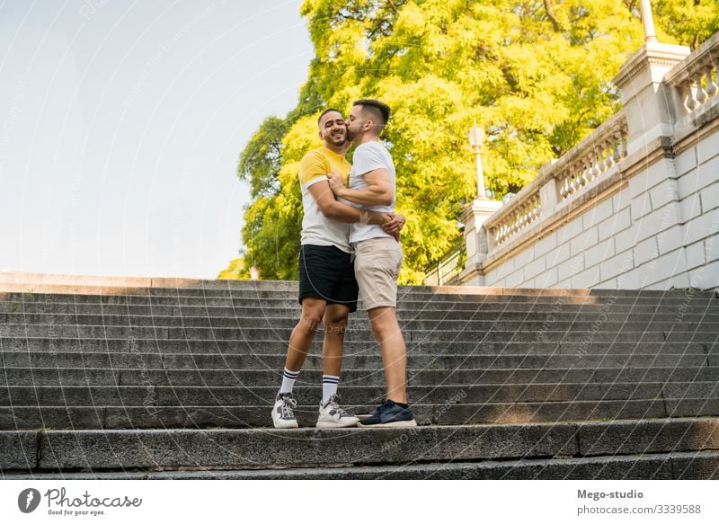 Ein schwules Paar, das gemeinsam Zeit im Park verbringt. Lifestyle Glück Leben Erholung Freizeit & Hobby Freiheit Mensch Homosexualität Mann Erwachsene 2