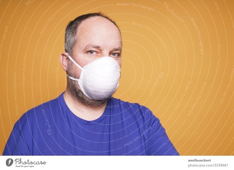 Mann mit Mundschutz Maske Lifestyle Gesundheit Gesundheitswesen Krankheit Mensch maskulin Erwachsene 1 30-45 Jahre 45-60 Jahre Angst Schutz Virus Smog