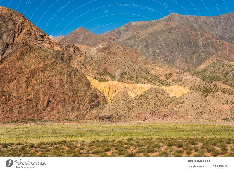 Ein erstaunlicher goldener Hügel in den Anden wie eine Goldader Ferien & Urlaub & Reisen Tourismus Abenteuer Freiheit Expedition Sommer Berge u. Gebirge wandern