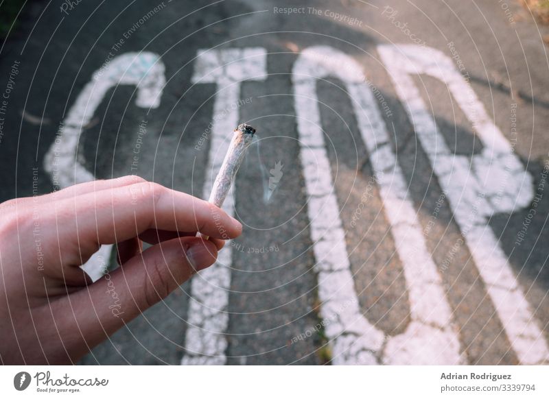 Hand hält eine Zigarette mit einer Stoppmeldung im Hintergrund Gesundheitswesen Krankheit Mensch Finger Schutz Tod Entsetzen gefährlich Stress Sucht Nikotin