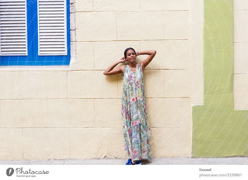 junge kubanische Frau, die sich in Havanna an eine Wand lehnt Lifestyle Glück Leben Insel Mensch feminin Junge Frau Jugendliche Erwachsene Körper Haut Kopf