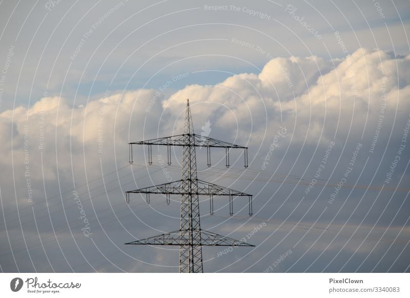 Strommasten mit strahlend blauen Himmel im Hintergrund Elektrizität Energiewirtschaft Kabel Technik & Technologie Elektrisches Gerät Hochspannungsleitung