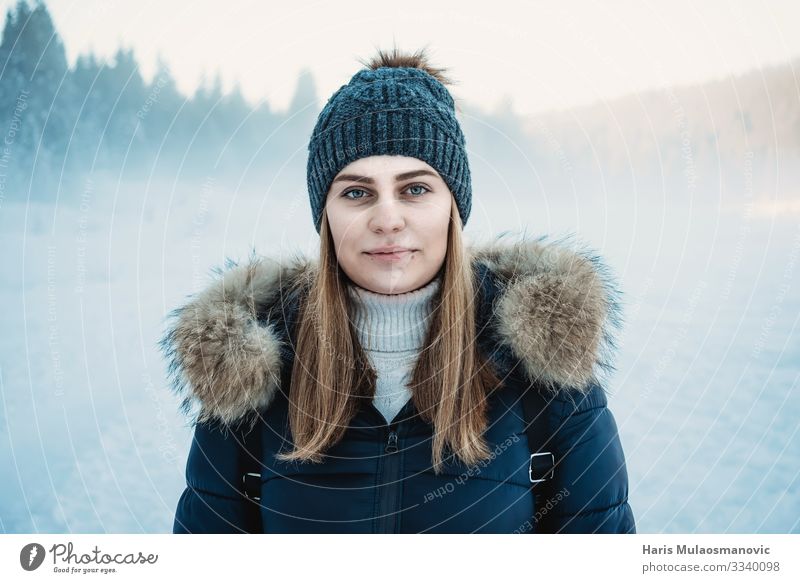 Schneeportret einer jungen Frau mit Schneestaub im Hintergrund dof Mensch Junge Frau Jugendliche Körper Kopf 1 18-30 Jahre Erwachsene Umwelt Natur Landschaft