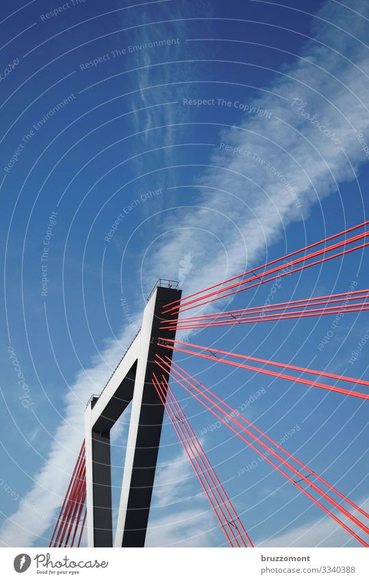 tension Himmel Wolken Stadt Bauwerk Verkehrswege Brücke Stahl hoch rot Kraft Schrägseilbrücke Pylon Düsseldorf Träger Farbfoto Außenaufnahme Menschenleer