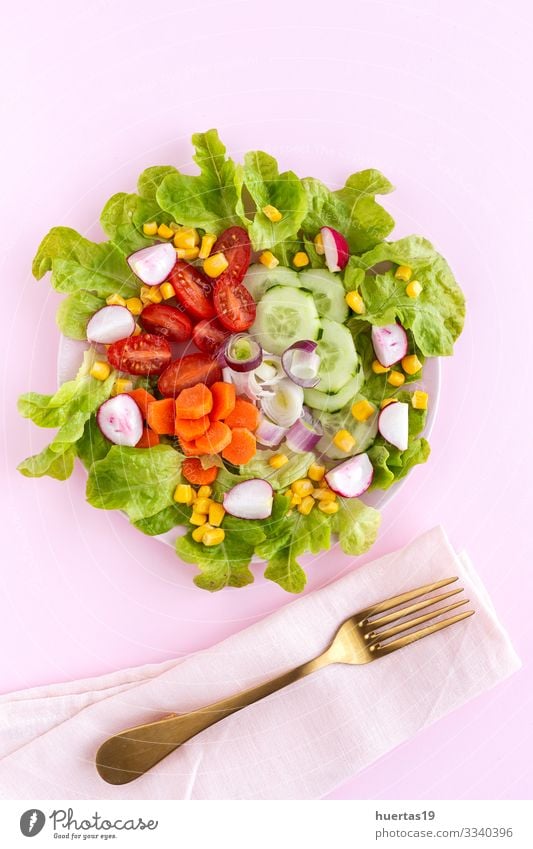 Salatsalat mit Tomate, Käse und Gemüse Lebensmittel Ernährung Vegetarische Ernährung Diät Schalen & Schüsseln Gesunde Ernährung frisch rosa Salatbeilage Mais