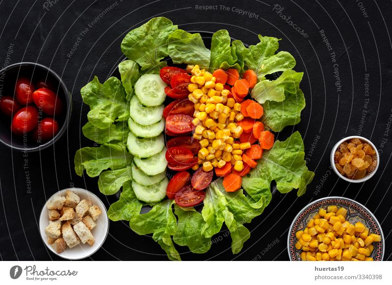 Salatsalat mit Tomate, Käse und Gemüse Ernährung Vegetarische Ernährung Diät Schalen & Schüsseln Gesunde Ernährung frisch grün rot schwarz Salatbeilage