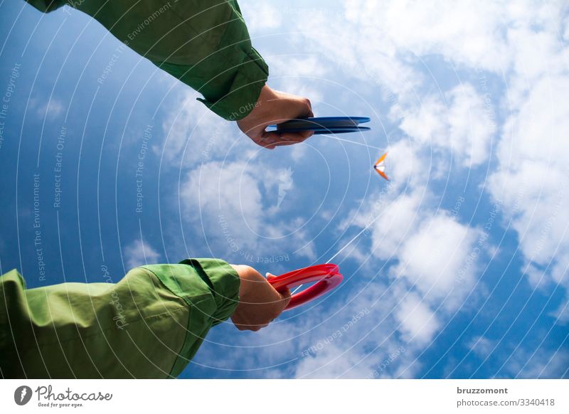 kiteflite Freizeit & Hobby Mensch Leben Arme Hand 1 Himmel Wolken Schönes Wetter Erholung festhalten fliegen Spielen Sport Ferne hoch sportlich blau grün Freude