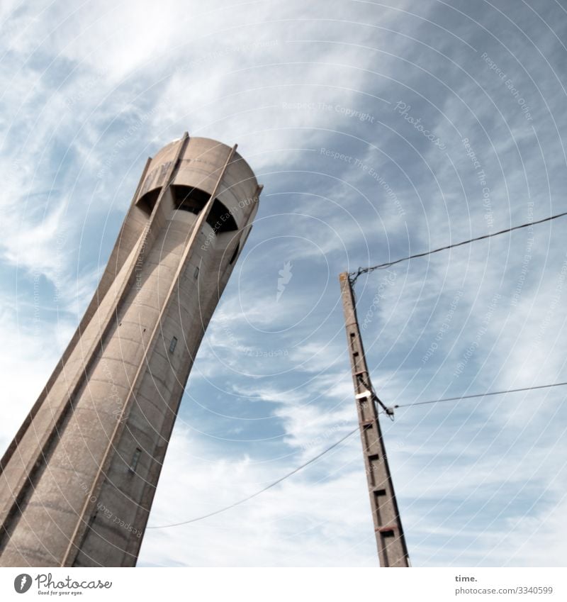Seilschaften #29 Technik & Technologie Energiewirtschaft Himmel Wolken Turm Bauwerk Architektur Wasserturm Strommast Hochspannungsleitung Stein Beton frisch
