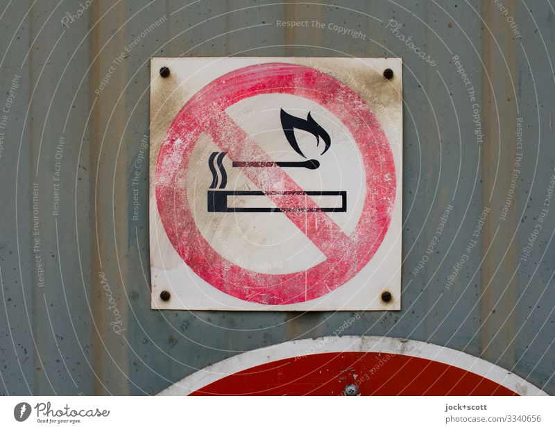 Verbot von Rauch und Feuer DDR Tor Metall Kunststoff Verbotsschild Rauchen verboten Kreis Quadrat retro rot Design Sicherheit Stil Vergangenheit verwittert
