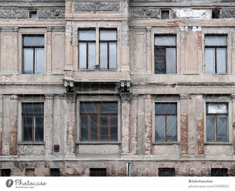 Zahn der Zeit verfallen alt Fenster Altbau Sanieren Unbewohnt baufällig Gebäude gebrochen Fassade kaputt Baustelle Schaden Sachbeschädigung ausgebrochen