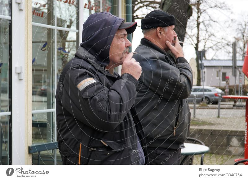 Synchron- Raucher Mensch maskulin Männlicher Senior Mann 2 60 und älter beobachten Erholung Rauchen Blick stehen authentisch Originalität blau grau