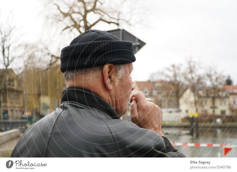 Blick in die Ferne Mensch Männlicher Senior Mann 1 60 und älter Denken Rauchen authentisch schwarz Zufriedenheit Erholung Farbfoto Außenaufnahme Tag
