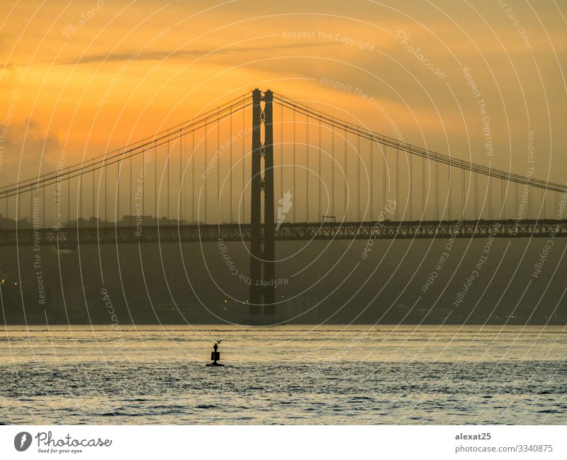 25. April Brücke in Lissabon - Portugal Ferien & Urlaub & Reisen Tourismus 18-30 Jahre Jugendliche Erwachsene Landschaft Himmel Fluss Architektur Verkehr Metall