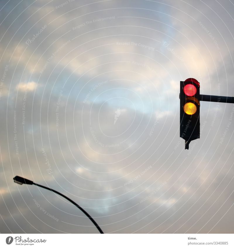 ready steady | Schnittstellen des Alltags (10) ampel rot gelb himmel lampe straßenlaterne gewitterwolken Verkehrszeichen signal botschaft information verkehr
