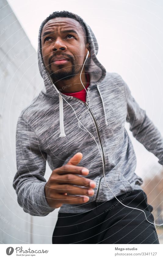 Porträt eines Fitness-Mannes beim Laufen. Lifestyle Körperpflege Erholung Freizeit & Hobby Sport Joggen Mensch maskulin Erwachsene 1 30-45 Jahre genießen