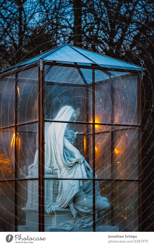weibliche Statue aus Stein im Glaskäfig bei Nacht Abendsonne Chemnitz Deutschland Dämmerung Sachsen stein Frau Skulptur Steinskulptur gruselig Halloween