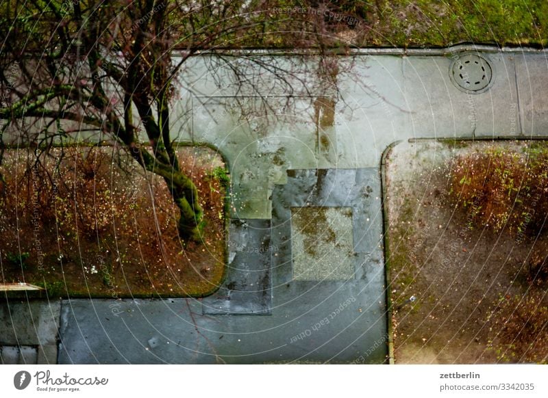 Regenwetter aus der Vogelperspektive Berlin nass Niederschlag Regenwasser Wassertropfen Fensterscheibe trüb Stadt Stadtleben Vorgarten Pfütze Menschenleer