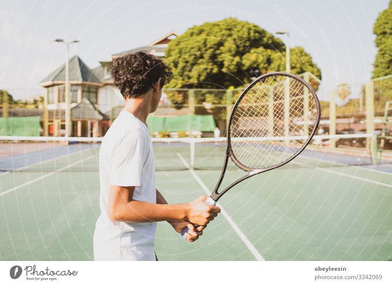 Junge, der einen Tennisschläger hält und Sport treibt Lifestyle Freude Spielen Sommer Mensch Mann Erwachsene Freundschaft Partner Fitness grün Schulklasse