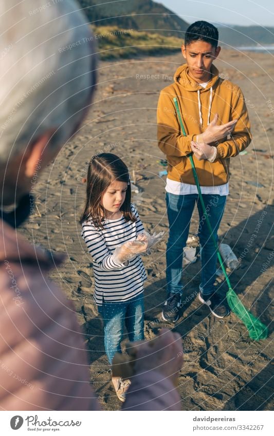 Freiwillige, die sich auf die Reinigung des Strandes vorbereiten Glück schön Kind Mensch Junge Frau Erwachsene Mann Familie & Verwandtschaft Menschengruppe