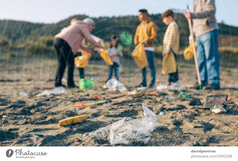 Plastik am Strand mit einer Gruppe von Freiwilligen Kind Mensch Junge Frau Erwachsene Mann Menschengruppe Umwelt Sand Handschuhe Kunststoff alt dreckig