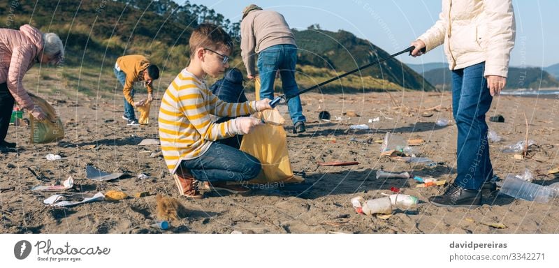 Freiwillige beim Putzen des Strandes Kind Arbeit & Erwerbstätigkeit Internet Mensch Junge Frau Erwachsene Mann Großmutter Familie & Verwandtschaft