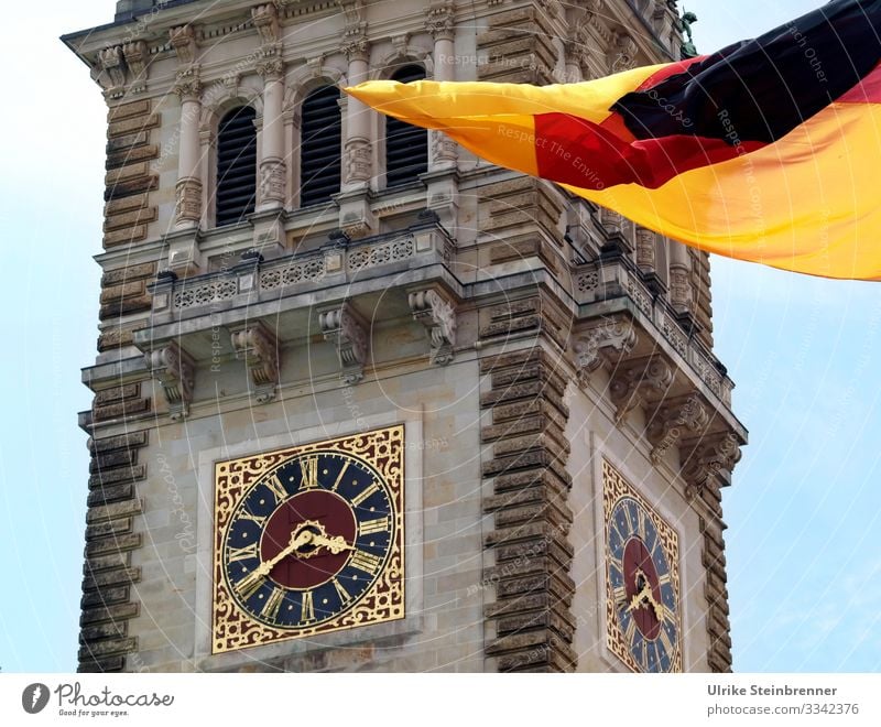 Uhr am Hamburger Rathaus mit Deutschlandflagge Tourismus Ausflug Sightseeing Städtereise Europa Hafenstadt Stadtzentrum Turm Bauwerk Gebäude Architektur Fassade