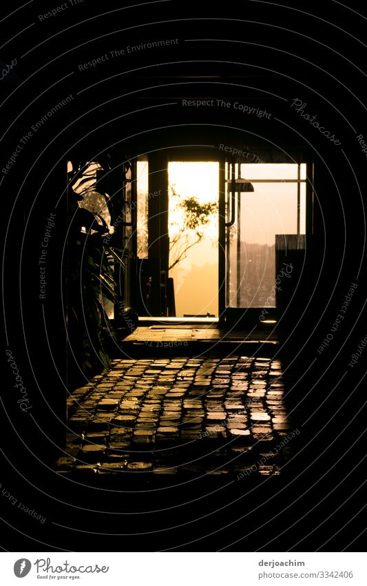 Abendstimmung in Binna Barra. Ein warmer Lichtton von der Sonne scheint auf die Fliesen durch die Tür und das Fenster. Stil Erholung Ausflug Restaurant Natur