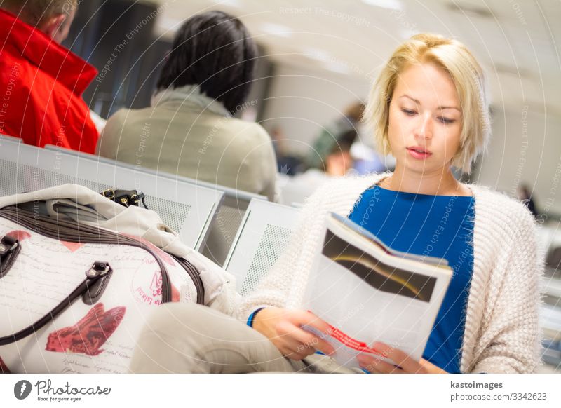 Frau liest eine Zeitschrift, während sie wartet. schön Freizeit & Hobby lesen Ferien & Urlaub & Reisen Tourismus Ausflug Luftverkehr Mensch Erwachsene Zeitung