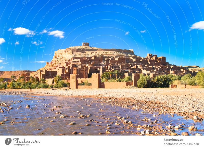 Die antike Stadt Ait Benhaddou in Marokko Ferien & Urlaub & Reisen Tourismus Kultur Landschaft Fluss Oase Dorf Burg oder Schloss Ruine Gebäude Architektur