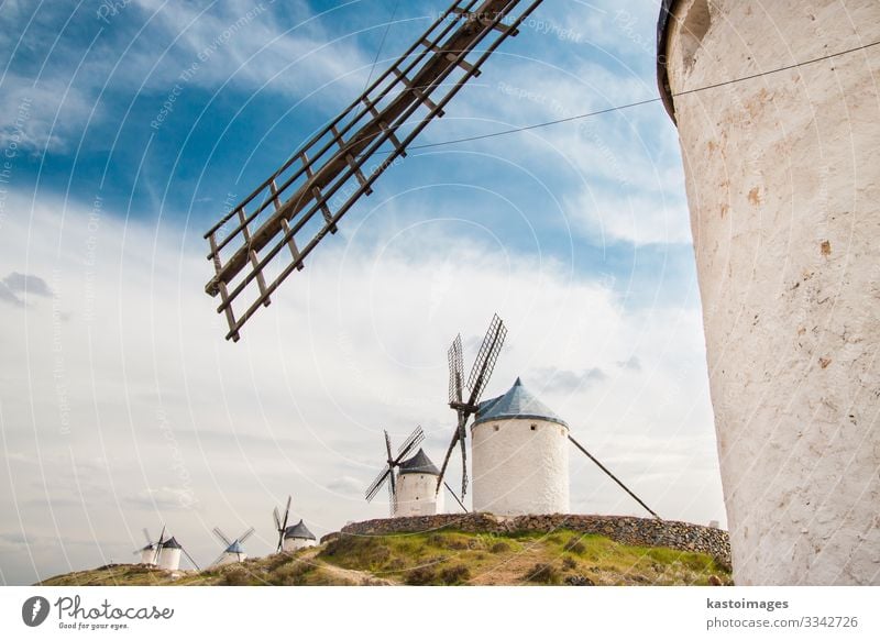 Alte Windmühlen in La Mancha. Ferien & Urlaub & Reisen Tourismus Sommer Berge u. Gebirge Haus Kultur Umwelt Natur Landschaft Pflanze Wolken Blume Gras Gebäude