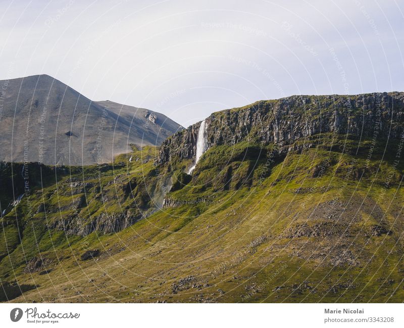 Wasserfall Skógafoss in Island im Sommer Umwelt Natur Landschaft Urelemente Erde Wassertropfen Wolkenloser Himmel Schönes Wetter Gras Felsen Abenteuer