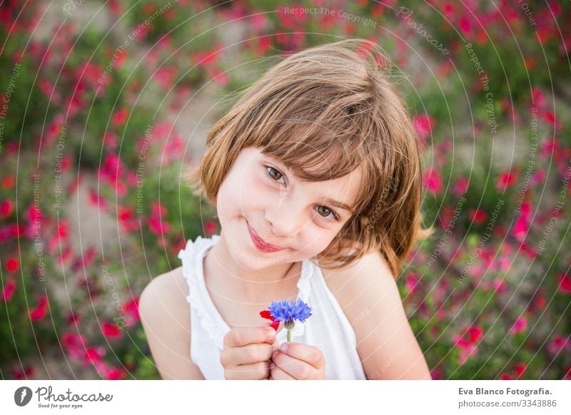 Porträt im Freien - Kind lächelt Freude niedlich Fröhlichkeit heiter schön klein Behaarung Außenaufnahme Gesicht Mädchen Kindheit Kaukasier Lächeln Jugendliche